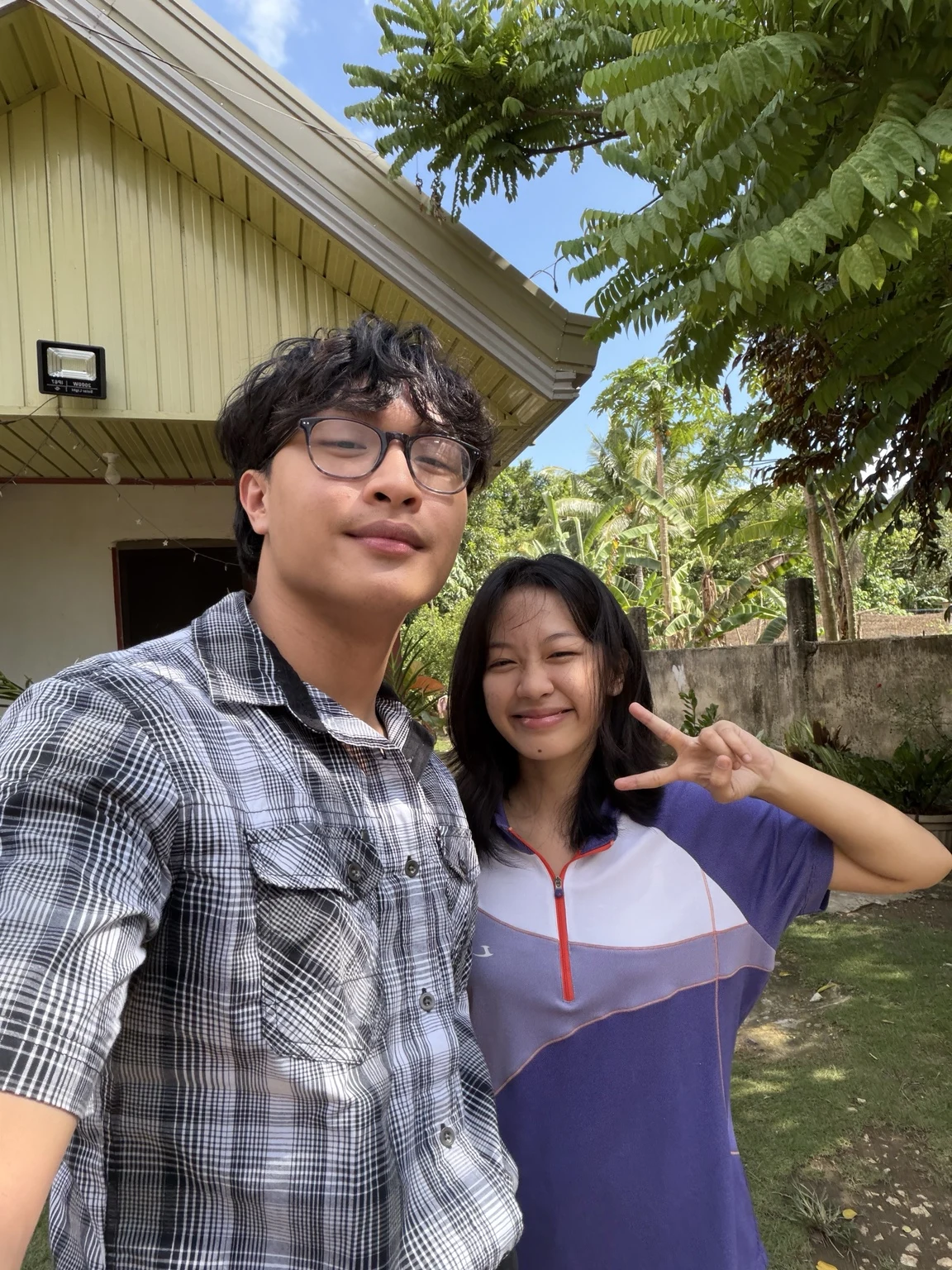 Justin and Gilly outdoors, with Gilly making a peace sign